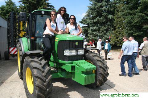 Lányok traktoron és szántóföldön