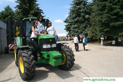 Lányok traktoron és szántóföldön
