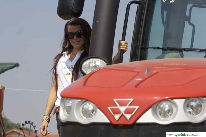 Lányok a Massey Ferguson traktoron