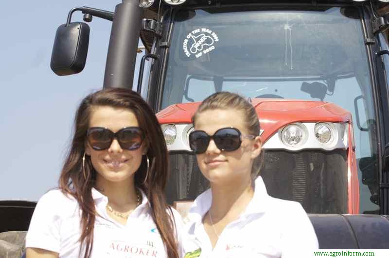 Lányok a Massey Ferguson traktoron